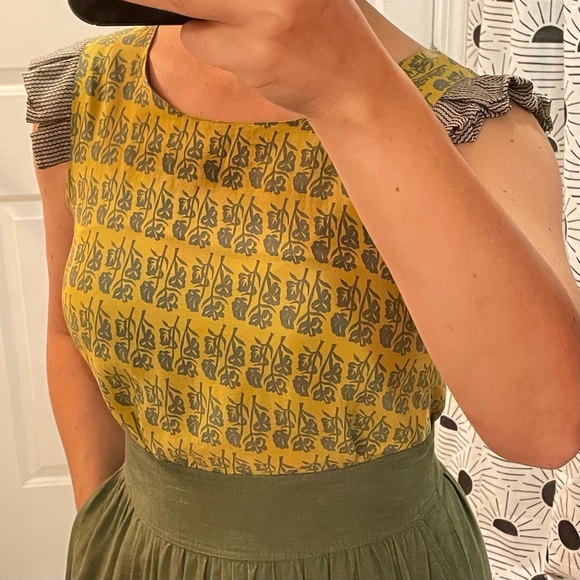 Exquisite silk blouse with ruffle cap sleeves - Picture 6 of 7